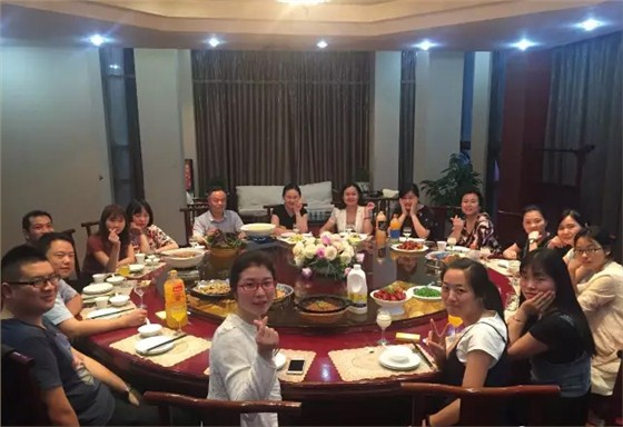 华龙学校大团体在节日前夕举行隆重的聚餐活动