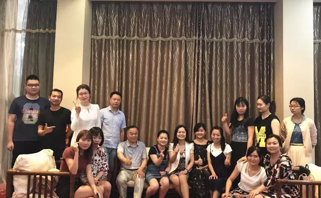 华龙学校大团体在节日前夕举行隆重的聚餐活动