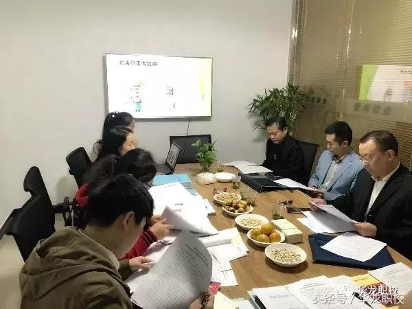 武汉市就业培训定点机构考评组莅临华龙职校检查工作